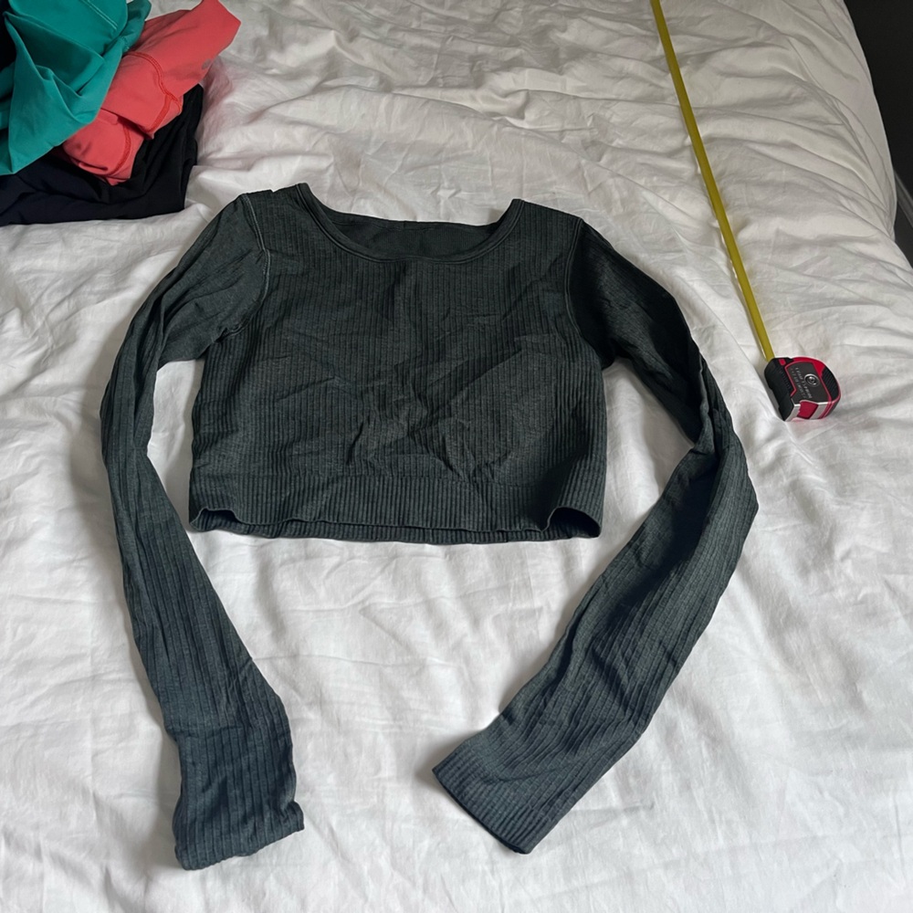 Cropped lulu ribbed top with shelf bra